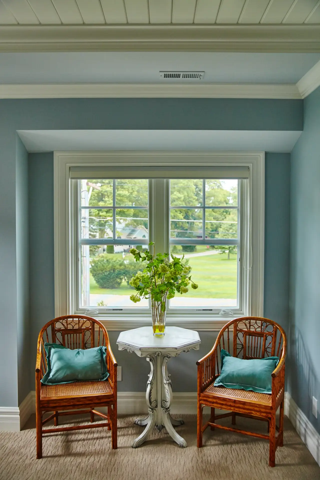 cozy-traditional-interior-with-natural-light-lush-greenery